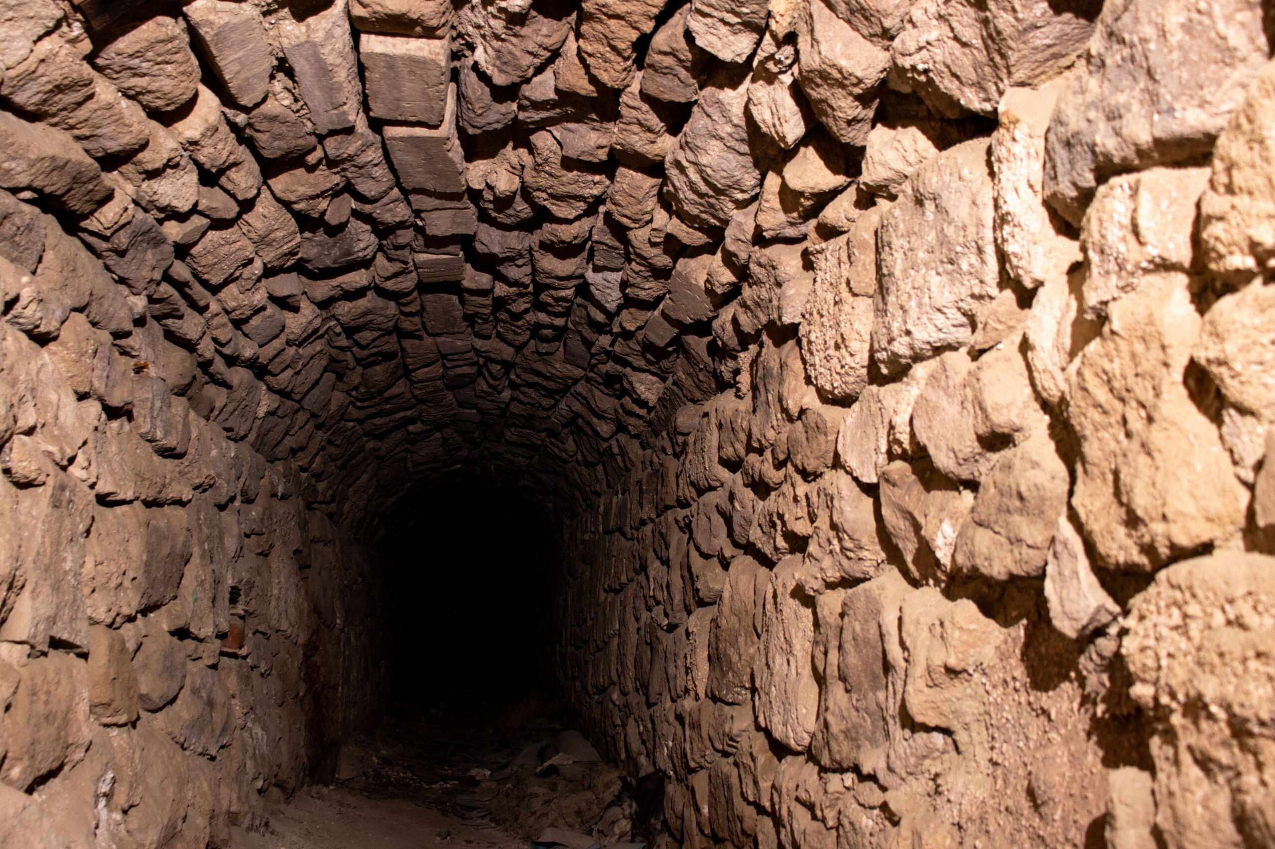 Podzemný tunel v komplexe Cu Chi tunelov vo Vietname