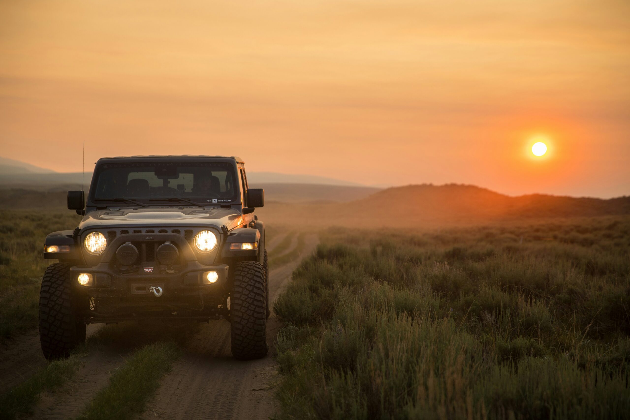 Terénne vozidlo počas safari a jeep tour v africkej krajine